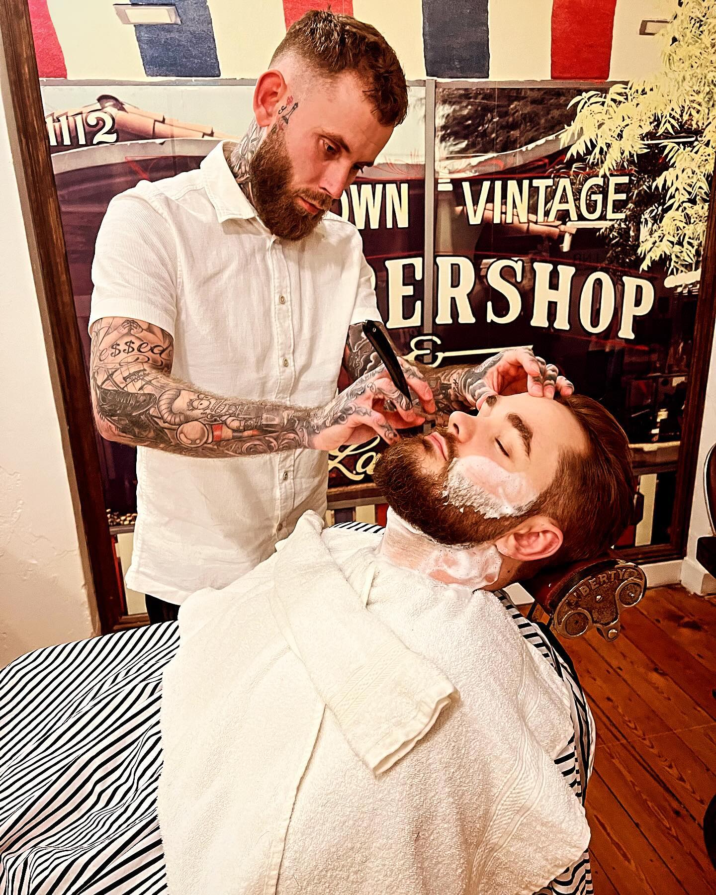 Lasse, indehaver af Barberen, i gang med en barbering